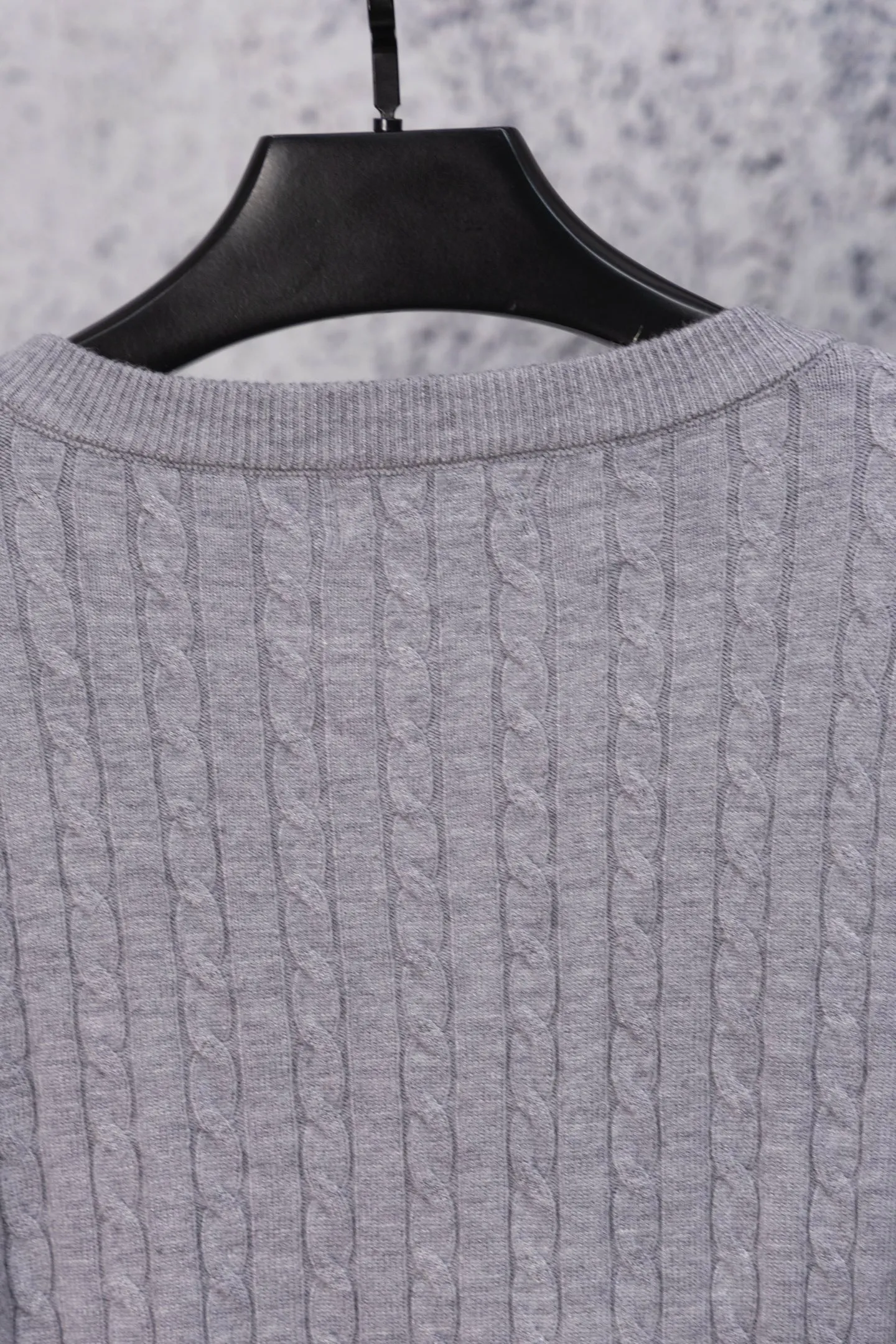 P170 Ralph Lauren Classic Round Neck Solid Color Pony Embroidered Logo Knitted Cardigan Long Sleeve Ralph Lauren Classic Basic Versatile Twist Knitted Cardigan Long Sleeve Main supply platform live broadcast Wholesale entity Replenish when out of stock Not removed from the shelves Quality 1:1 patterning Complete three standards Correct version of pony logo Imported quality cotton yarn Focus on high-end Cost-effective Good quality Needless to say Zhao Lusi's same style is really amazing, so sweet I'm so beautiful. This cardigan is really good-looking. It's simple and easy to wear. It's a must-have for goddess ootd. Good-looking clothes are never picky. A must-have in the wardrobe of goddesses. Size: S-XL. Color: black, apricot, gray, navy, red, white.